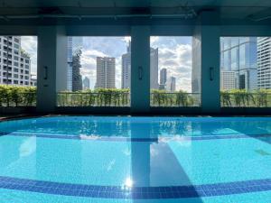une piscine avec vue sur la ville dans l'établissement Stylish 2BR City View - BTS St.Louis - Ultra Fast Wifi, à Bangkok