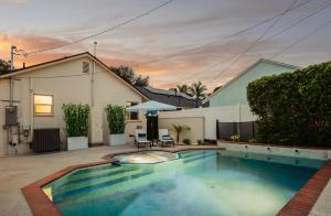 Hồ bơi trong/gần Cascade Cove - Heated Pool Spa - Billiards and Lounge