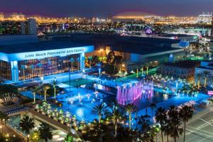 ロングビーチにあるHGTV Featured Modern Craftsman Mins2Beach GameRmの夜のショッピングセンターの景色