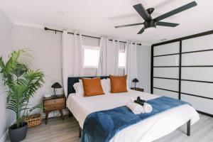 Un dormitorio con una cama con dos gatos. en Luxury Hangout - Private Spa - Game Room - Arcade, en Long Beach