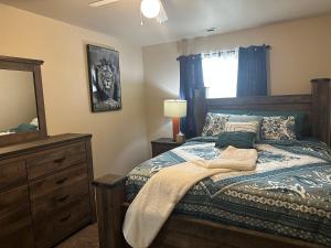 ウィリストンにある713 Section 1 luxury townhouseのドレッサーと鏡付きのベッドのある寝室