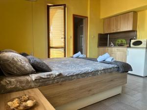 A bed or beds in a room at La Kameya