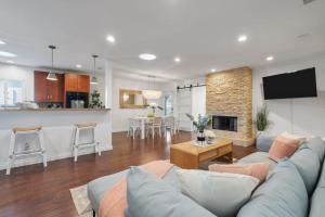 Una televisión o centro de entretenimiento en Coastal Lagoon - Pool Heating - Games - Air Hockey