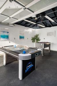 Galería fotográfica de Coastal Lagoon - Pool Heating - Games - Air Hockey en Long Beach 53 fotos más