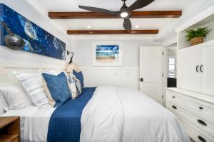 une chambre avec un lit avec un ventilateur de plafond dans l'établissement Balboa Island Gem with Patio & Beach Essentials, à Newport Beach
