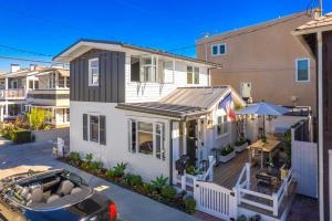 Elle offre une vue aérienne sur une maison dotée d'une terrasse. dans l'établissement Balboa Island Gem with Patio & Beach Essentials, à Newport Beach