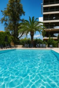 Bazén v ubytování Athens coast hotel nebo v jeho okolí