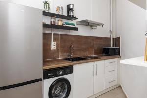 a kitchen with a sink and a washing machine at Habitation PLUM in Pointe-à-Pitre