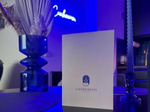 un vaso blu e una carta su un tavolo con un vaso blu di CuxHeaven - modernes Studio-Apartment direkt am Meer mit Pool, Sauna und Massage a Cuxhaven Altre 24 foto