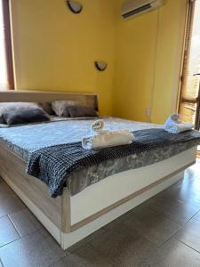 A bed or beds in a room at La Kameya