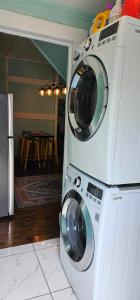 zwei übereinander gestapelte Waschmaschinen in der Unterkunft Vintage Eastside Beltline Trail Apartment by Krog St Market with Free Parking in Atlanta