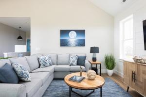 Χώρος καθιστικού στο Secluded Brand New Luxury Nags Head Home