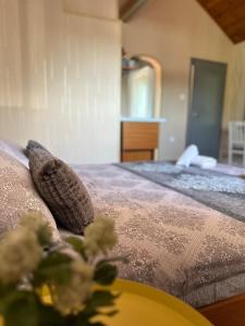 A bed or beds in a room at La Kameya