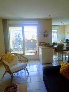 Ruang duduk di Mauguio-Carnon P2 60 m2, tout confort, spacieux, climatisé, wifi, balcon, parking privé couvert, 15 min de la mer, de Montpellier