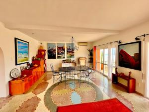 Χώρος καθιστικού στο Mirleft Villa, Stunning Ocean Views & Peaceful Stay