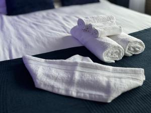 Ένα ή περισσότερα κρεβάτια σε δωμάτιο στο CuxHeaven - modernes Studio-Apartment direkt am Meer mit Pool, Sauna und Massage +24 φωτογραφίες