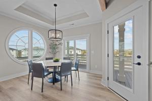 Fotografie z fotogalerie ubytování Luxury New Build Steps to Beach w Elevator Pool v destinaci Ocean Isle Beach