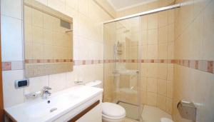Koupelna v ubytování Grand Resort by Greccia Dhermi Prime + 37 fotografií