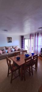 un salon avec une table et un canapé dans l'établissement APARTAMENTO CALLE MENORCA A 100 MT del MAR, à Playa de Gandia
