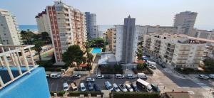 une vue d'une ville avec des voitures garées dans un parking dans l'établissement APARTAMENTO CALLE MENORCA A 100 MT del MAR, à Playa de Gandia