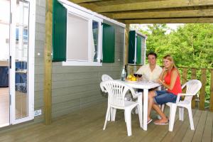 Un balcón o terraza de Camping Siena Colleverde