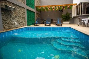 a swimming pool in a hotel with blue water at Hotel El Marqués De Manga in Cartagena de Indias