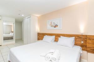 une chambre avec un lit blanc avec des serviettes dessus dans l'établissement Vision Hotel em Brasília 59892, à Brasilia 45 autres photos