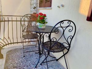 a table with a vase of flowers on a balcony at Chianti 22 in Poggibonsi