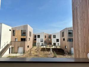 ブシー・サン ・ジョルジュにあるModern Duplex- Disneyland Parisの窓からアパートメント複合施設の景色を望めます。