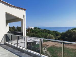 马罗尼亚Platan Paradise的海景阳台