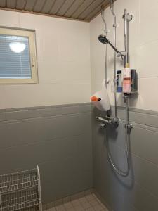 y baño con ducha y cabezal de ducha. en Sweet home- room upstairs near skicenter Ounasvaara and golf course, en Rovaniemi