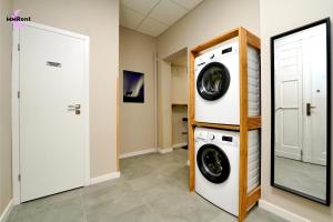 - une buanderie avec un lave-linge et un sèche-linge dans l'établissement MMRent Umbrella Room, à Gdańsk