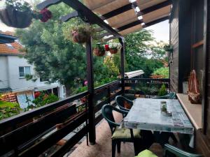Balkón nebo terasa v ubytování Guest House Juja