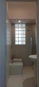 un baño con inodoro y lavabo en Cinghiale Bianco, en Cagliari