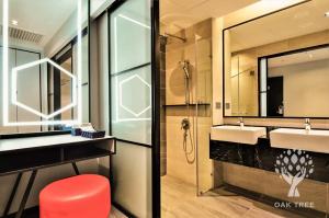 a bathroom with two sinks and a shower at Menara M101 Kuala Lumpur By Oak Tree in Kuala Lumpur
