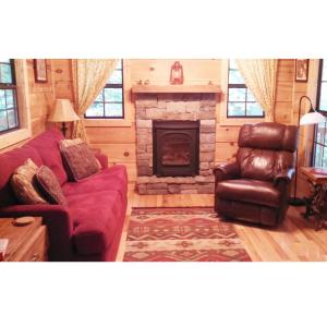 Posezení v ubytování Cabin in the Treetops-Peaceful 1BR 20-Acre Rural Retreat-HotTub&WiFi near Asheville