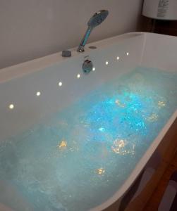 BogëにあるArditi's Guesthouseのバスタブ(水の蛇口付) +31枚の写真