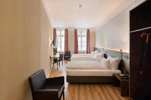 Postel nebo postele na pokoji v ubytování Altstadt Hotel Krone Luzern + 34 fotografií