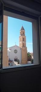 una ventana con vistas a una torre del reloj en Cinghiale Bianco, en Cagliari