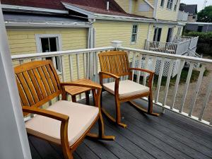 Rõdu või terrass majutusasutuses Sherman Cottage on the Beach +10 fotot