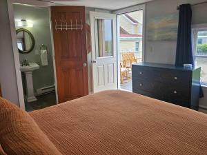 Voodi või voodid majutusasutuse Sherman Cottage on the Beach toas