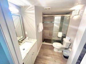 Bilik mandi di King Deluxe Oceanview w/tiki bar-pool, kitchenette +35 gambar