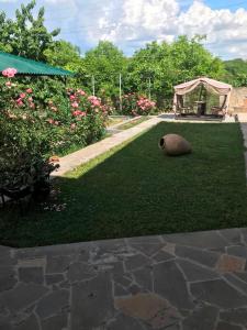 Taman di luar Adams Rest House
