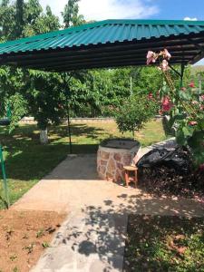 Taman di luar Adams Rest House