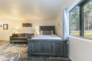 un dormitorio con una cama y una ventana en 111 Bldg B condo, en Truckee