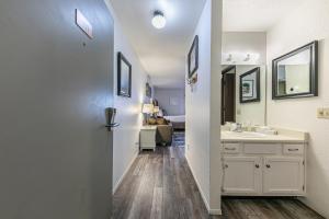 un baño con lavabo y espejo en 111 Bldg B condo, en Truckee