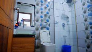 une salle de bains avec toilettes, lavabo et miroir dans l'établissement Dazicor Retreats - Luxury Villa in Kottarakara,  11 autres photos