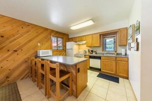 Una cocina con gabinetes de madera y un refrigerador blanco. en 117 Bldg B condo, en Truckee