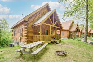Κήπος έξω από το Fire Pit and Porch Warm and Woodsy Rothbury Escape!