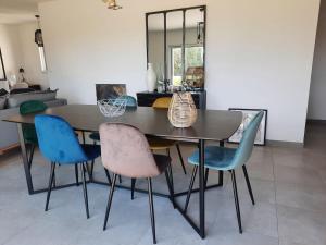 ein Esszimmer mit Tisch und Stühlen in der Unterkunft Maison 6 personnes in Saint-Méloir-des-Ondes + 9 Fotos